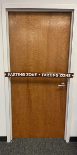 Vista 4 de Island Dogs Farting Zone - Rollo de cinta de precaución para fiestas, 3" x 50