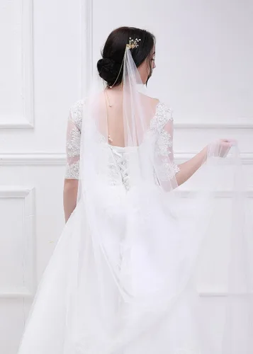 Vista 3 de Kercisbeauty 3M - Velo de encaje de una sola capa de tul suave transparente para boda con peine de flores doradas, cadena de perlas multicapa
