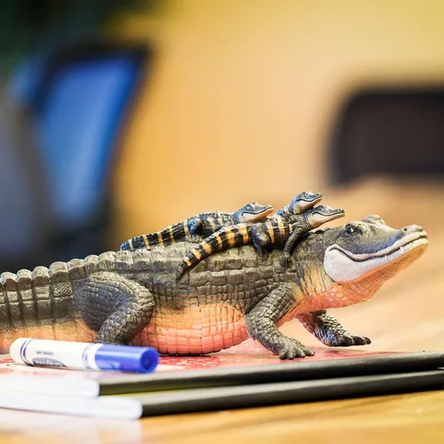Vista 7 de Safari Ltd. Figura de cocodrilo con bebés, figura detallada de plástico de 12 pulgadas, divertido juguete educativo para niños, niñas y niños a