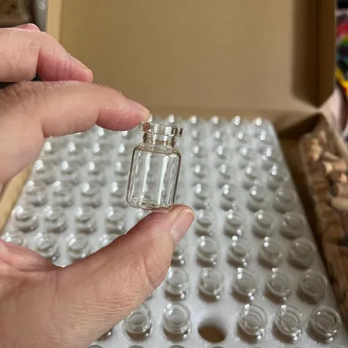 Vista 3 de MaxMau 100 frascos pequeños con corchos de 0.1 onzas líquidas, tapones de corcho, pequeñas botellas de vidrio transparente, mini frascos