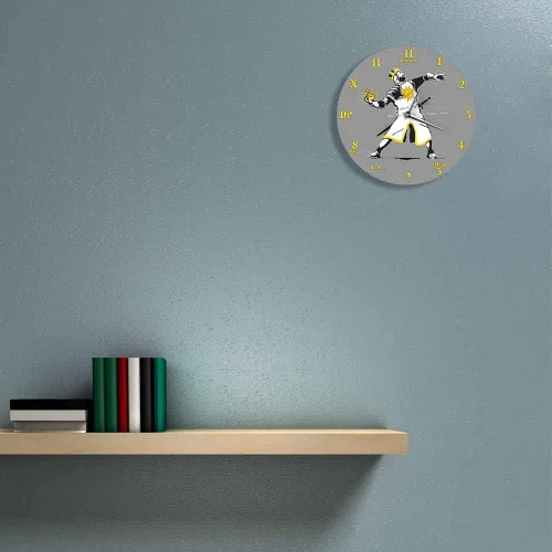 Vista 6 de Geek Alerts Banksy Python 1-2-5 Reloj de pared de cuarzo silencioso inspirado en el Santo de Antioquía, respetuoso con el medio ambiente, funciona