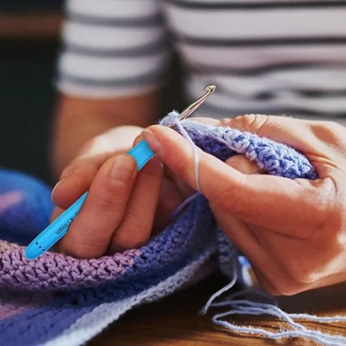 Vista 3 de Abizarch Kit de 59 piezas de ganchos de ganchillo para principiantes adultos, kit de inicio de tejer para adultos con mango ergonómico de agarre