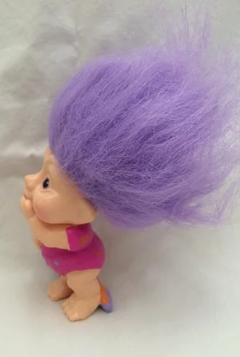Vista 4 de Magic Troll Babie, púrpura sujetar el pelo a la izquierda en la boca