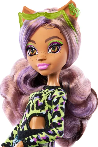 Vista 3 de Muñeca Monster High Scare-adise Island Clawdeen Wolf con traje de baño, pantalones deportivos y accesorios de playa como visera, botella de agua