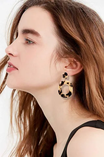 Vista 2 de Aretes de acrílico para mujeres y niñas, aretes geométricos de resina con acetato y gota de acetato, aretes de aro moteados, joyería de moda