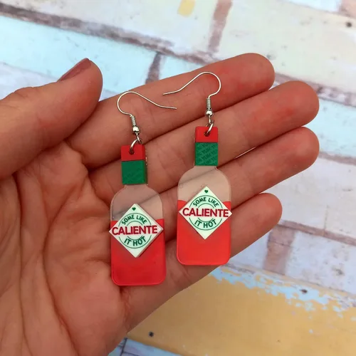 Vista 3 de Divertidos pendientes colgantes de botella de salsa picante, a algunos les gusta la salsa muy caliente rojo estilo tabasco botella pendientes