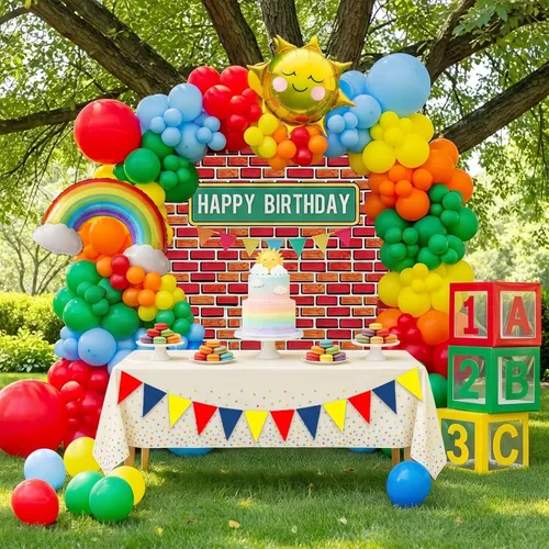 Vista 13 de Decoraciones de fiesta de cumpleaños con temática de circo e incluyen guirnalda de globos rojos, azules y amarillos y globos de papel de aluminio