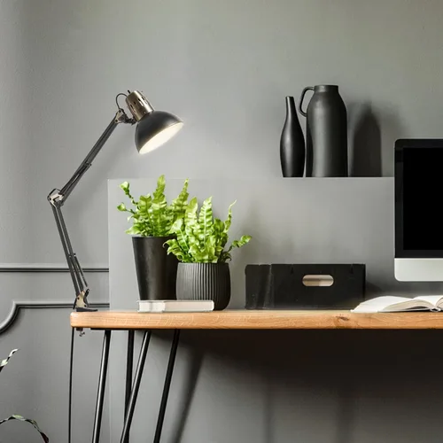 Vista 4 de Globe Electric 62000009 Lámpara de escritorio de 32" con múltiples articulaciones con abrazadera metálica, negro mate, acentos de latón antiguo