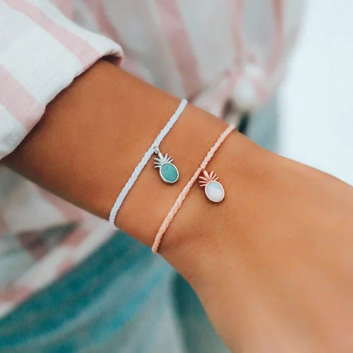 Vista 3 de Pura Vida Pulsera de brisa tropical de oro rosa o plata, impermeable, ajustable