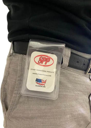 Vista 4 de Paquete de 5, soporte magnético para insignia, se adapta sobre el cinturón o el bolsillo de la camisa. Se adapta a tarjetas verticales de 2 1/2 x 3