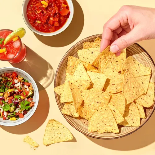 Vista 5 de Late July Chips de tortilla multigrano orgánicos con sal marina, 7.5 onzas