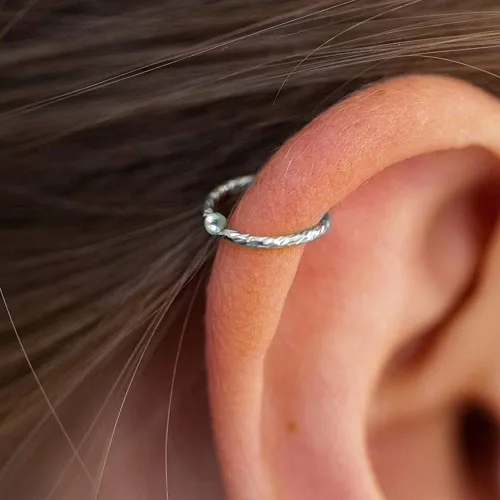 Vista 23 de Variedad de aretes de aro para cartílago