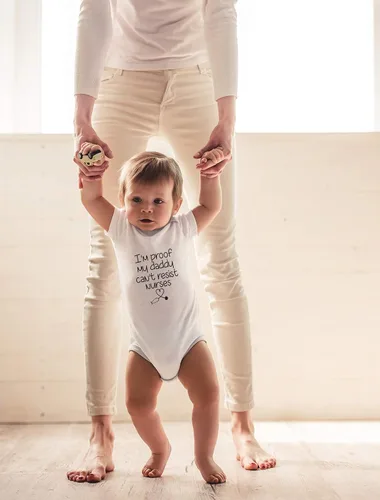 Vista 3 de CBTwear I'm Proof My Daddy Can't Resist Nurses - Regalos divertidos para papá para ser - Lindo body de bebé de una pieza
