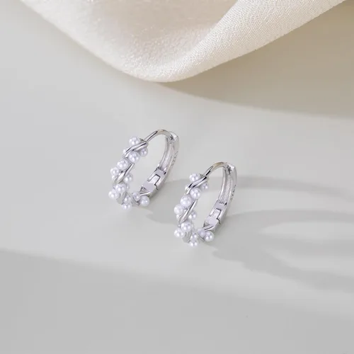 Vista 4 de SLUYNZ Aretes de aro de plata de ley 925 con perlas para mujeres, adolescentes, aretes de aro de perlas para boda y novia