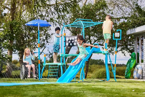 Vista 4 de Plum Play Kids Tobogán de Agua Equipo de Juego Exterior - Juguetes de Agua para Niños Pequeños, Pistola de Agua, Barras de Mono, Aspersor
