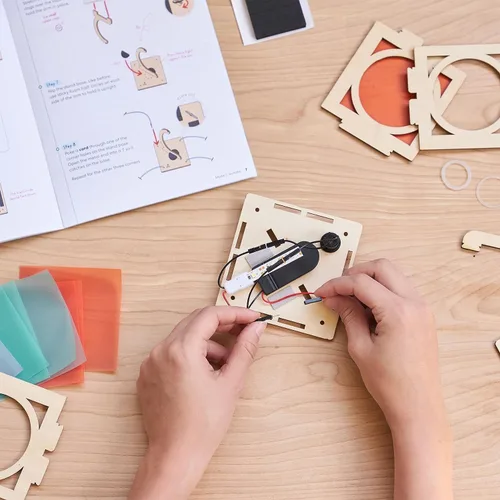 Vista 3 de KiwiCo Farol Flotante – Kit de Regalo y Construcción de Física STEM para Niños de 9+