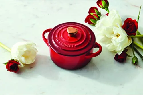 Vista 4 de Le Creuset Gres Mini redondo Cocotte, 8oz., Cerise con perilla de corazón dorado