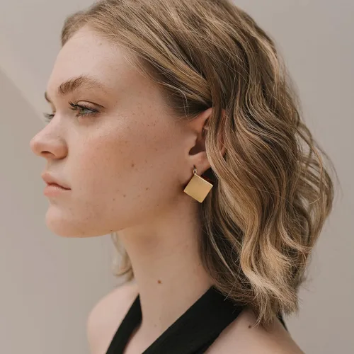 Vista 2 de Delicados aretes colgantes dorados para mujer