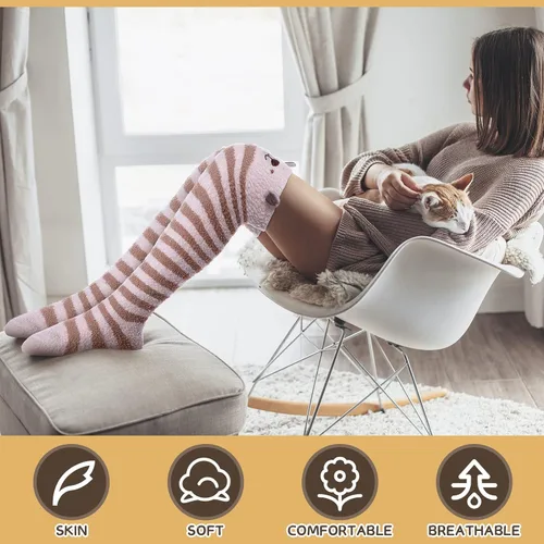 Vista 4 de 4 pares de calcetines peludos hasta el muslo para mujer, lindas medias de dibujos animados por encima de la rodilla, esponjosas, con rayas Kawaii
