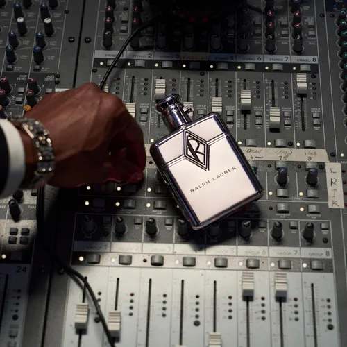 Vista 5 de Ralph Lauren Fragrances - Ralph's Club New York - Eau de Parfum - Colonia Amaderada y Ambarada para Hombres - Con Grosella Negra, Vainilla y Sándalo