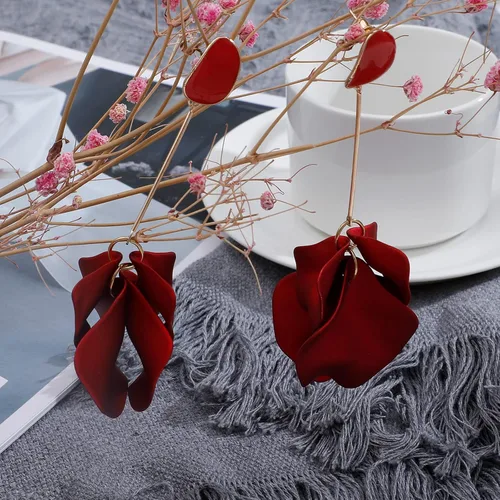 Vista 4 de Hofar Aretes acrílicos colgantes de pétalos de rosa, aretes de resina de caída larga, con borlas florales y rosas para mujeres y niñas