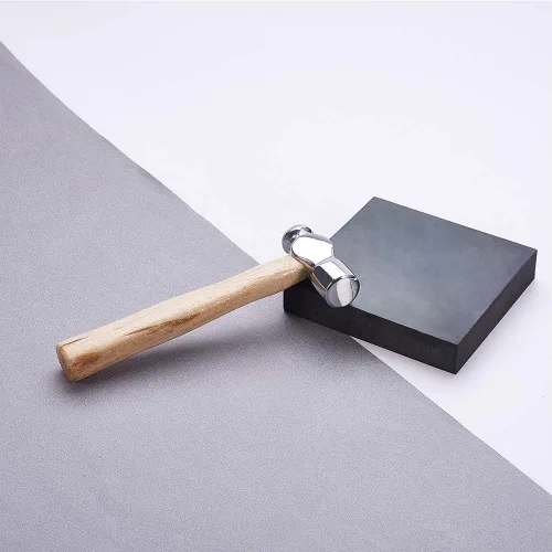 Vista 5 de BENECREAT Martillo de hierro para fabricación de joyas de 6 pulgadas de largo con mango de madera y bloque de banco de goma negra para fabricación