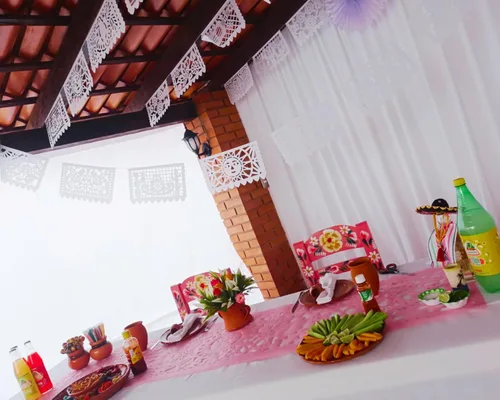 Vista 6 de Paquete de pancartas de papel picado blanco a granel de banderas mexicanas, más de 120 pies, hechas de elegante papel de seda blanco con un tema