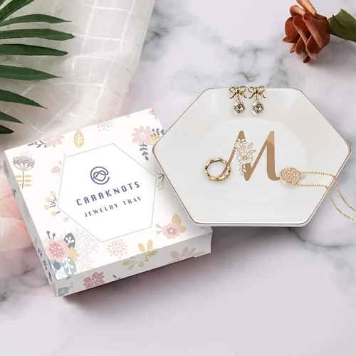 Vista 4 de CARAKNOTS Plato para anillos en M con inicial, regalos para amigas, plato de joyería personalizado de cerámica, regalos de cumpleaños, graduación
