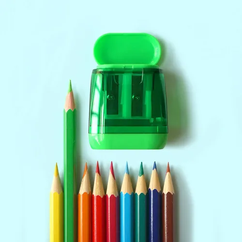 Vista 3 de Sacapuntas, 4 sacapuntas de doble agujero, manual con tapa, sacapuntas de colores para niños, estudiantes, adultos, uso portátil en la escuela