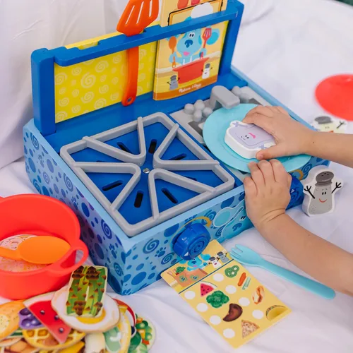 Vista 9 de Melissa & Doug Blue's Clues & You! Juego de cocina de madera (42 piezas)