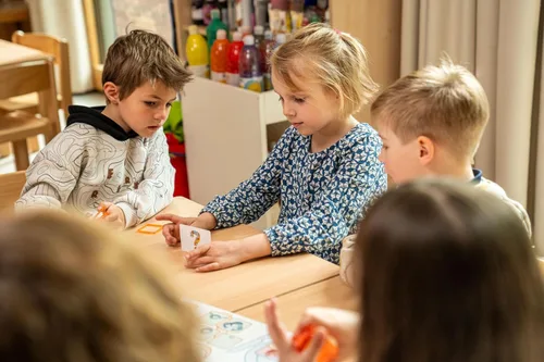Vista 10 de Concept Kids Animals - Juego cooperativo de adivinanzas de animales para niños. Divertido juego de mesa familiar para niños y adultos, a partir de 4