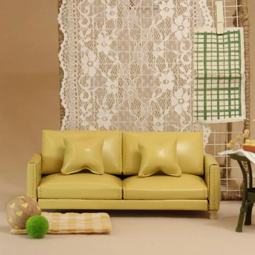 Vista 6 de Sofá miniatura de gamuza a escala 1:12 y 1:8 con 3 almohadas, mini sofá beige para muñecas de 5 a 9 pulgadas, muebles de casa de muñecas, decoración