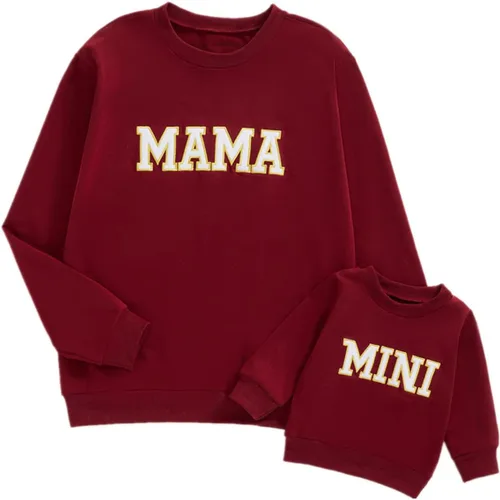 Vista 25 de Mommy and Me - Conjunto familiar de manga larga con cuello redondo y estampado de letras Rosado Rojo