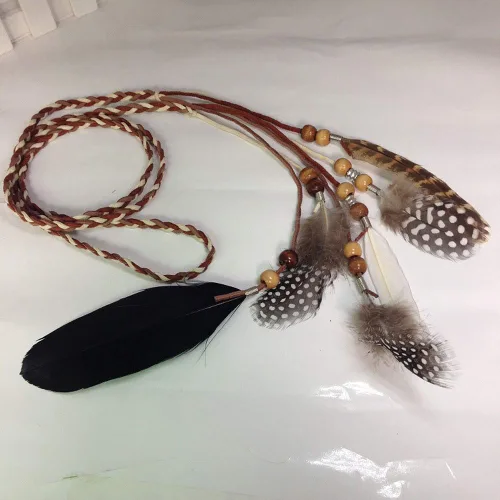 Vista 3 de Juego de 2 tocados bohemios hippies hechos a mano con plumas, tocados y brazaletes para mujer, con borlas de plumas indias gitanas, diadema