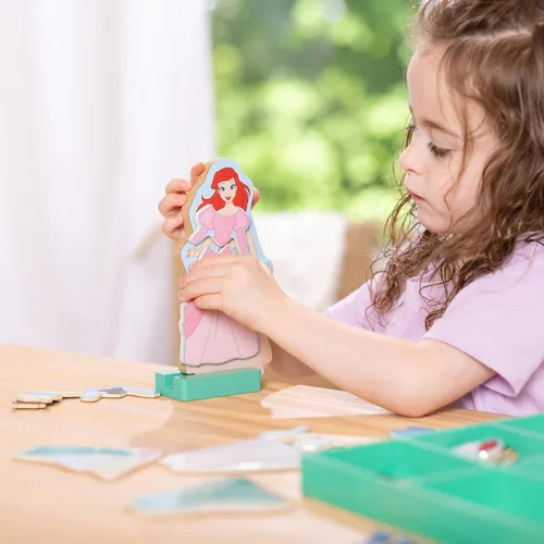Vista 2 de Melissa & Doug Disney Princess Ariel - Juego de muñeca magnética de madera para disfrazarse (más de 30 piezas)