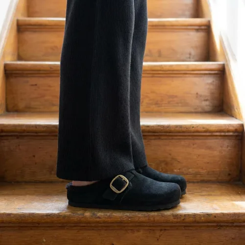 Vista 8 de CUSHIONAIRE Haven - Zuecos de cuero genuino para mujer, zapatos sin cordones con forro de piel sintética con plantilla de corcho y hebilla ajustable