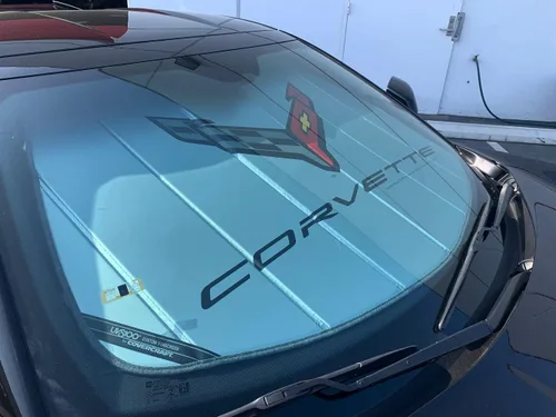 Vista 3 de Parasol estilo acordeón C8 Corvette - Aislado plateado con logo plegable para parabrisas para Corvettes Stingray, Z51, Z06, E-Ray de 2020-2026