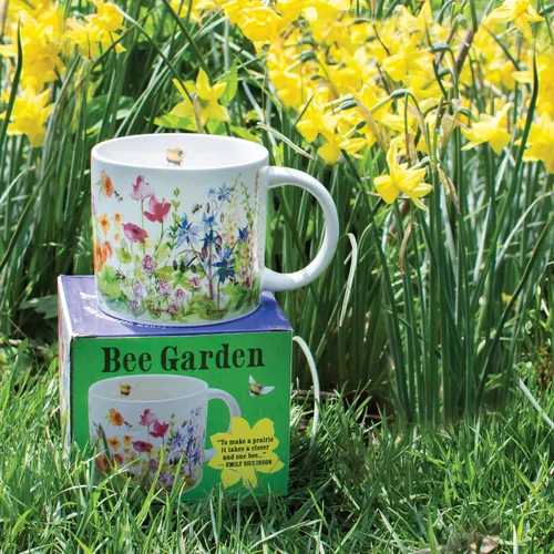 Vista 2 de The Unemployed Philosophers Guild Taza de café Bee Garden, cuenta con hermosas flores de acuarela y abejas zumbantes, viene en una divertida caja