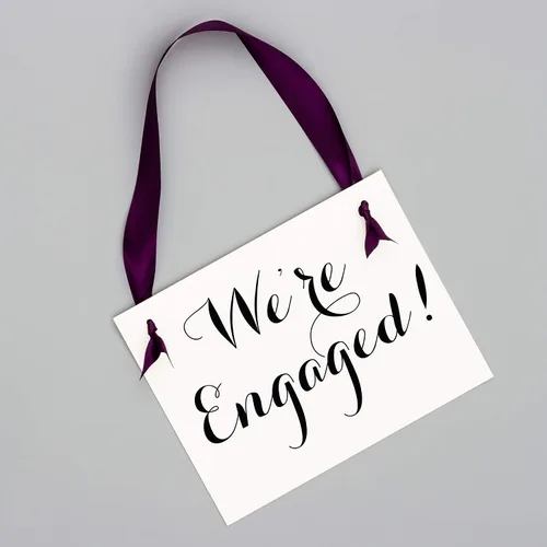 Vista 2 de Letrero de compromiso con texto en inglés «We're Engaged» Cartel de anuncio de propuesta para compromiso Negro + morado real