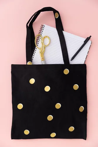 Vista 3 de kate spade new york Bonita bolsa tote de lona para mujeres, bolsa de playa de lona negra, bolsa para libros con bolsillo, puntos dispersos