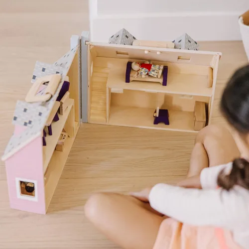 Vista 7 de Casa de muñecas de madera Fold and Go de Melissa & Doug con 2 muñecas y muebles de madera