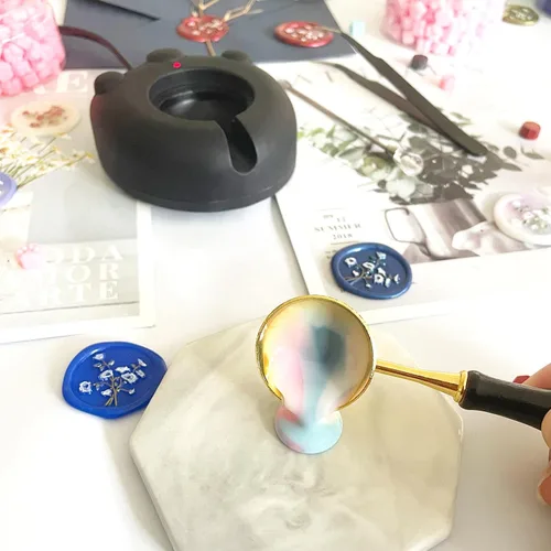Vista 6 de Kit de calentador de sellos de cera eléctrico negro con cuchara, pinzas y palito de agitador, para sello de cera, sobre letras y manualidades