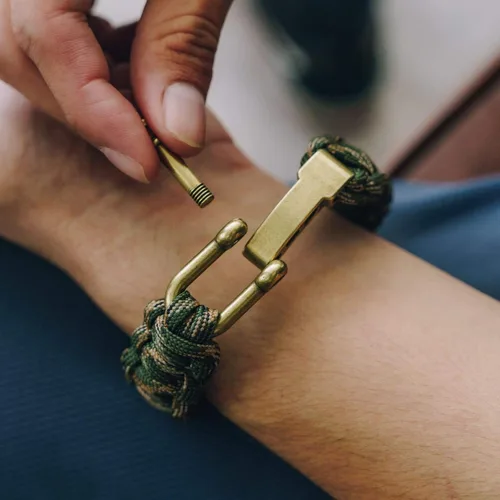 Vista 7 de iHeartDogs Hero Company - Pulsera de paracaídas de camuflaje, pulsera táctica de supervivencia para hombres con bandera de Estados Unidos de bronce