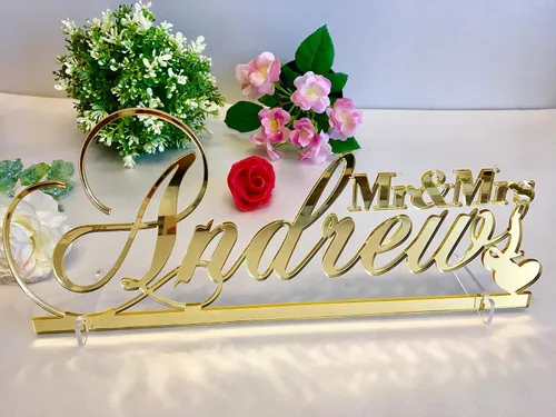 Vista 2 de Letrero personalizado de mesa de boda con corazón con apellido personalizado, centro de mesa de novia independiente acrílico o madera, 13.1 x 5
