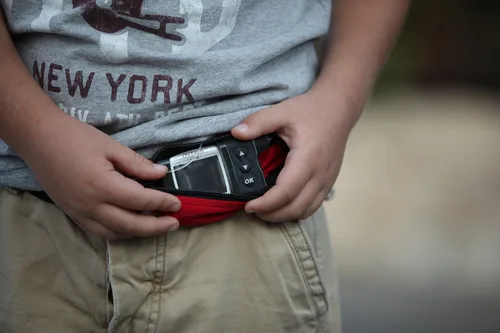 Vista 3 de Cinturón SPIbelt Kids: no rebota y tiene agujero para bomba de insulina, dispositivos médicos o auriculares para niños activos