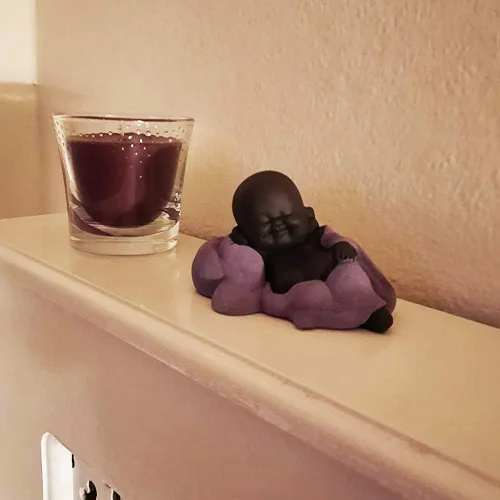 Vista 2 de Kingzhuo - Estatua de Buda de cerámica pequeña, creativa, para manualidades, muñecas, adornos, regalo clásico chino, delicado, cerámica, arte
