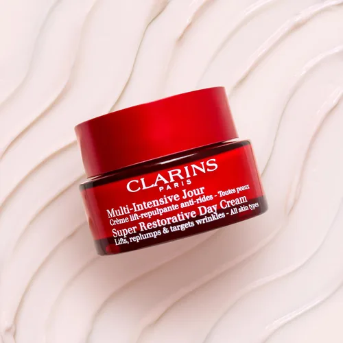 Vista 5 de Clarins Crema de día súper restauradora Hidratante antienvejecimiento para piel madura debilitada por cambios hormonales Repone, ilumina