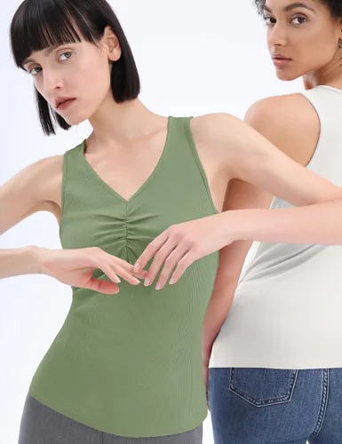 Vista 2 de KTILG Paquete de 2 camisetas sin mangas acanaladas para mujer, ajustadas, elásticas, básicas, de verano, casuales, con cuello en V