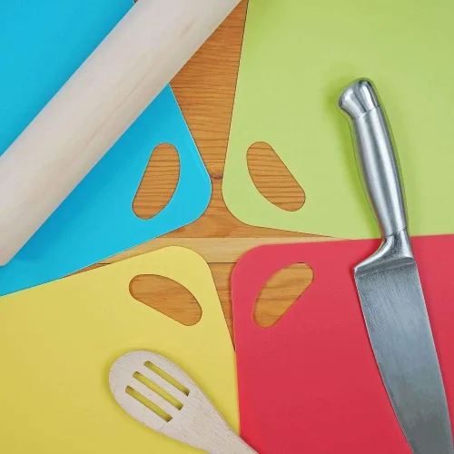 Vista 7 de Alfombrillas flexibles para tabla de cortar, juego de 4 hojas de plástico duradero para preparación de alimentos, antideslizantes y multicolor