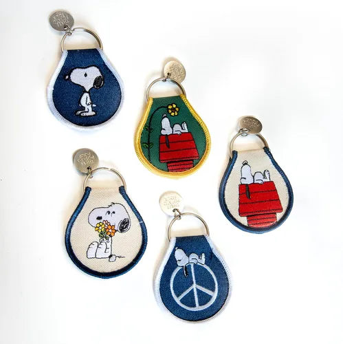 Vista 3 de x Peanuts - Llavero con parche de Snoopy Peace, Verde
